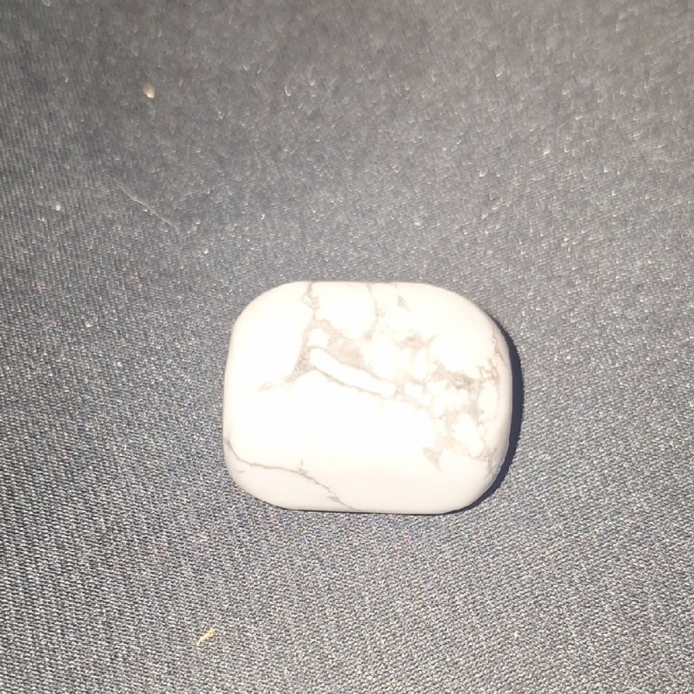 Howlite Tumble Stone - Picture 3 of 9